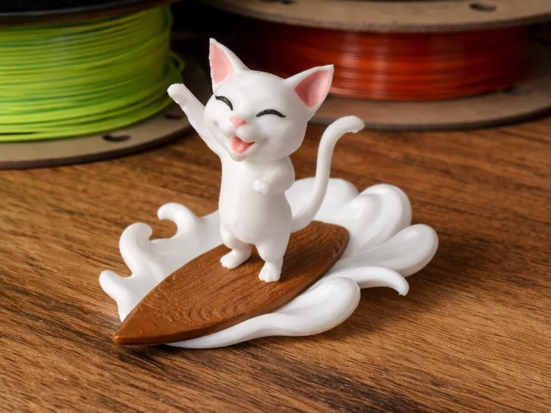 Chat surfant sur une belle vague 