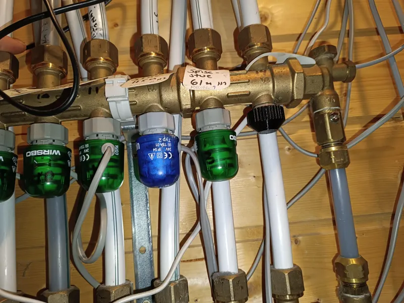 Hydronic radiant floor manual valve opener