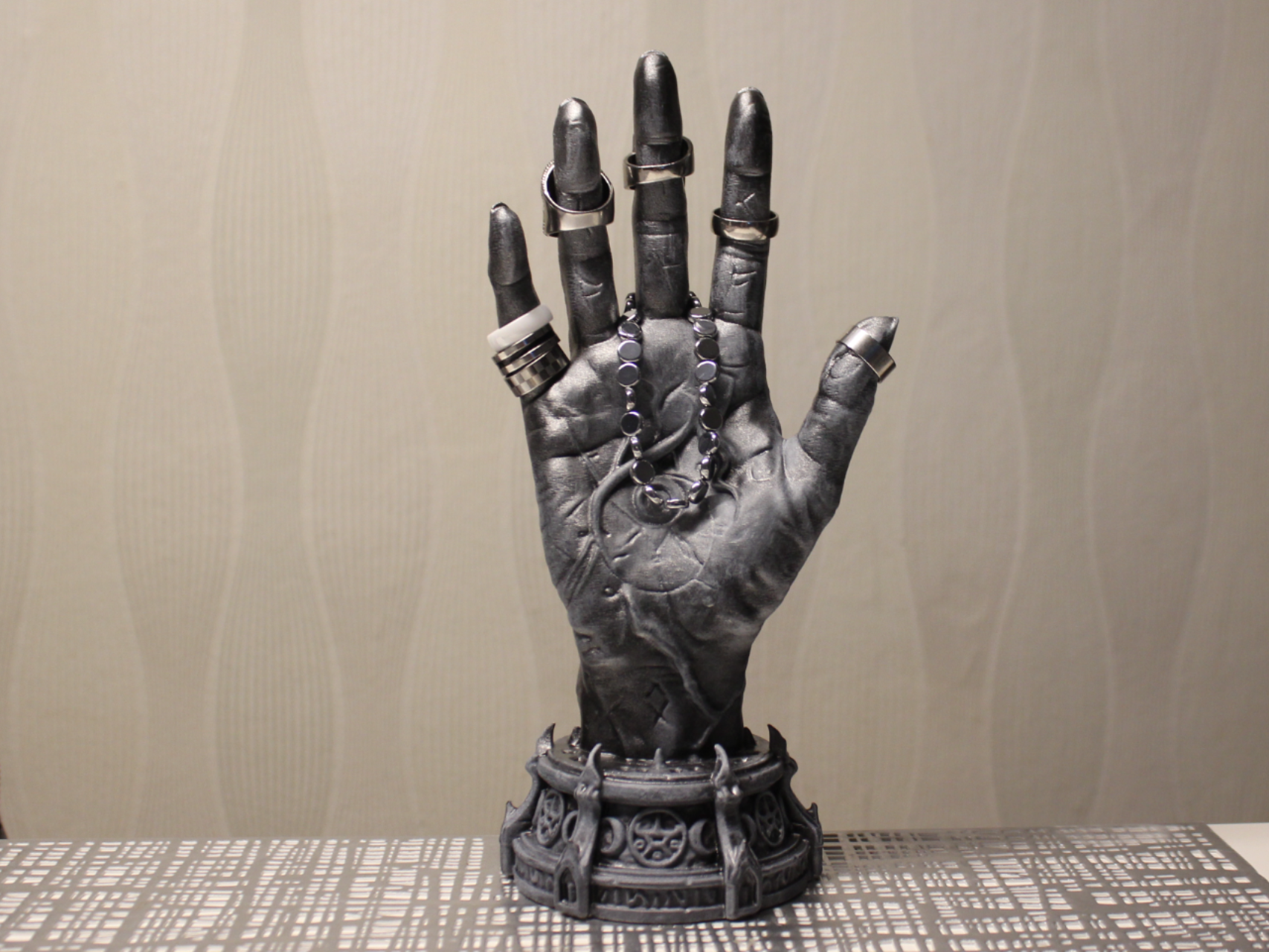 Dark Fantasy Schmuckhand für Ringe