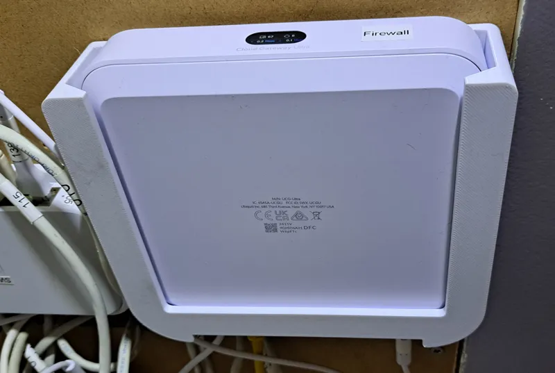 Unifi Cloud Gateway Ultra wall mount