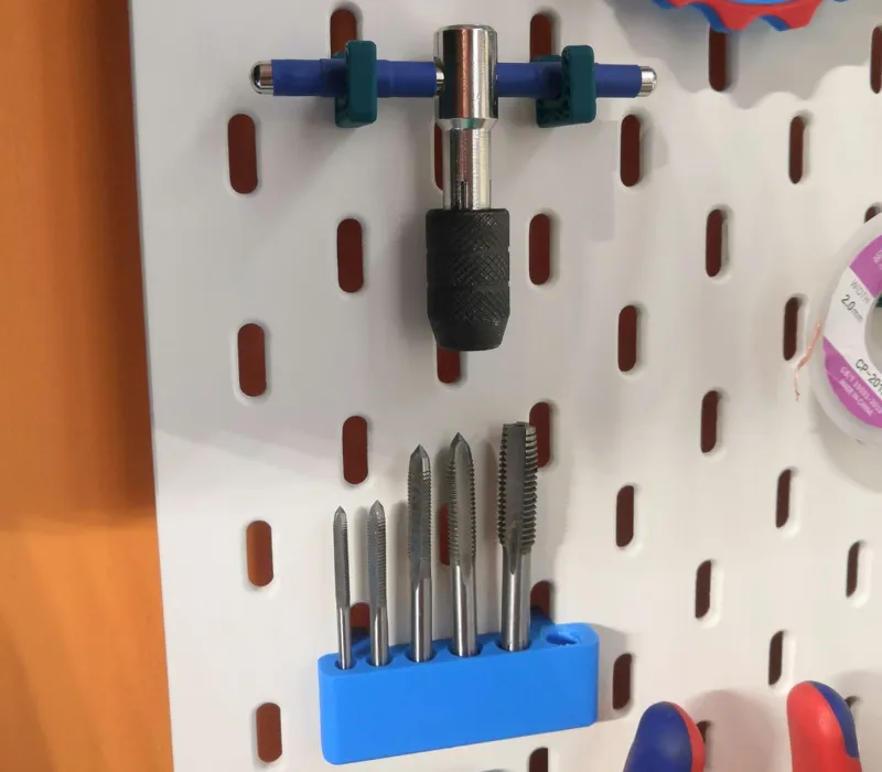 Skadis holder for a basic set of taps.