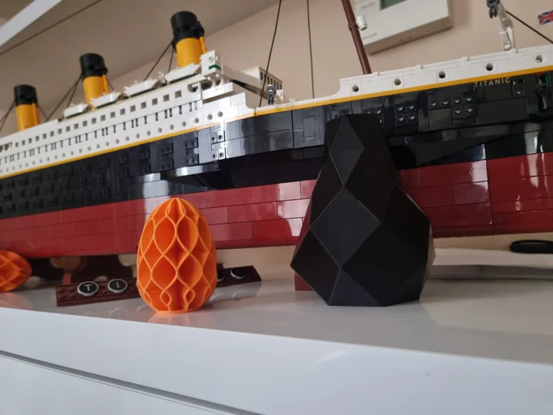 Wavy/curly decoration easter egg