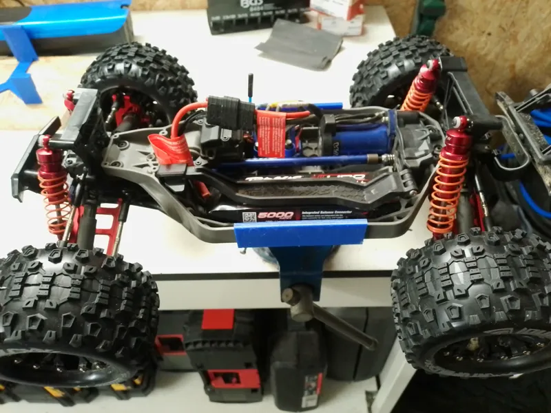 Vise stand for maintenance of Traxxas Rustler VXL