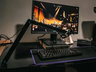 Minimalist articulated arm for desktop - Boomarm