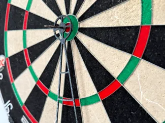Dartboard spirit level / leveling tool