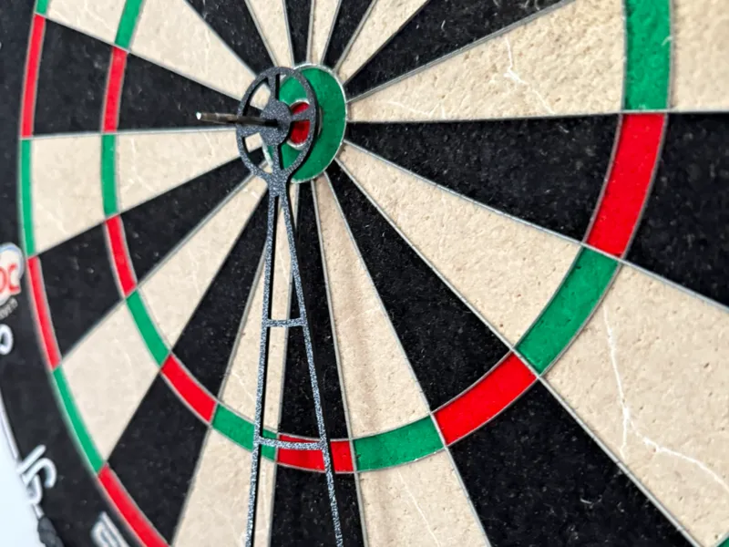 Dartboard spirit level / leveling tool