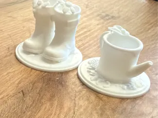 Giesskanne und Stiefel Frühlingsdeko