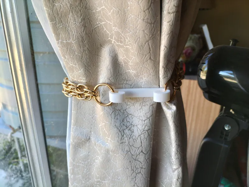 Blind chain connector