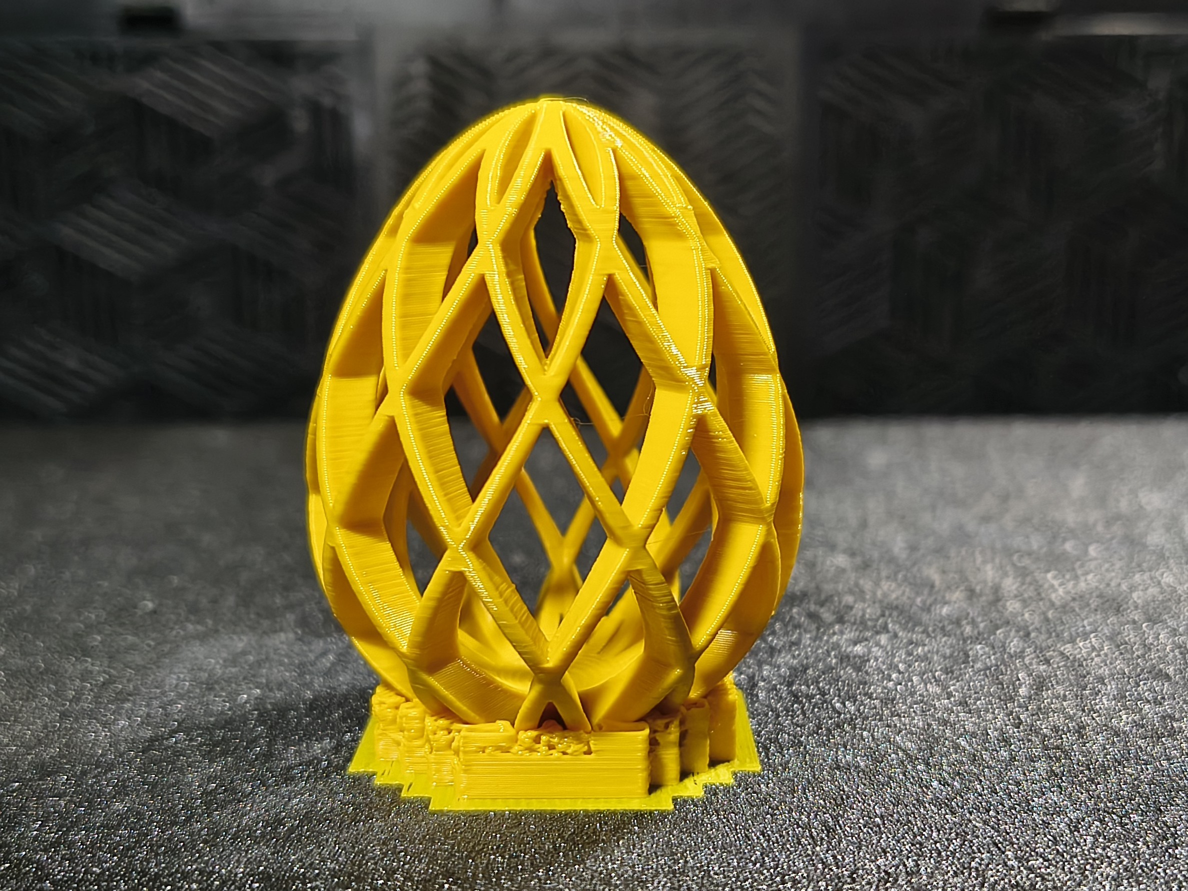 Miniatura 1 do modelo 3D Easter Eggs: Geometric Cross-Ribbing