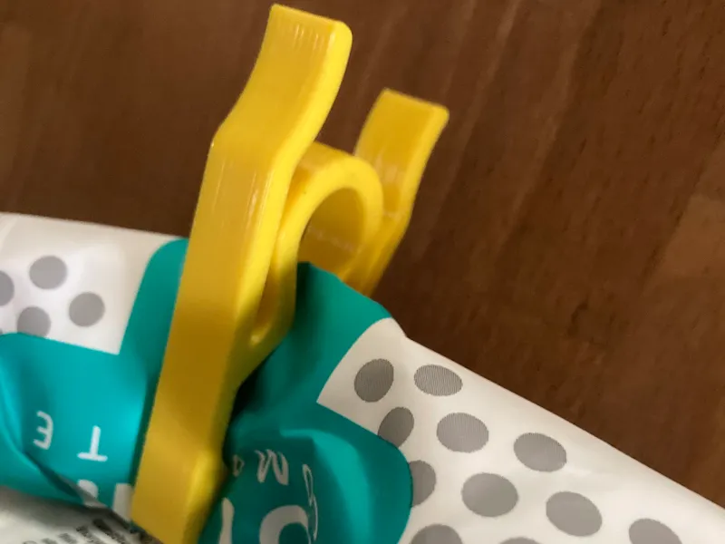 Simple friction clothes peg