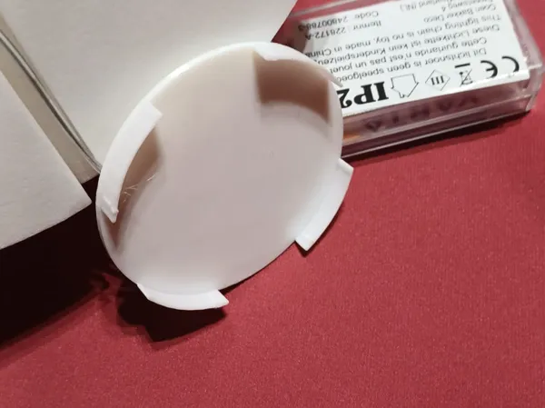 Cache rond à clipser — 4 languettes de fixation