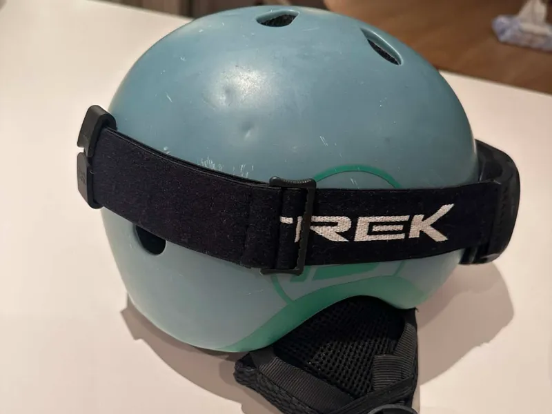 Skii goggles helmet clip