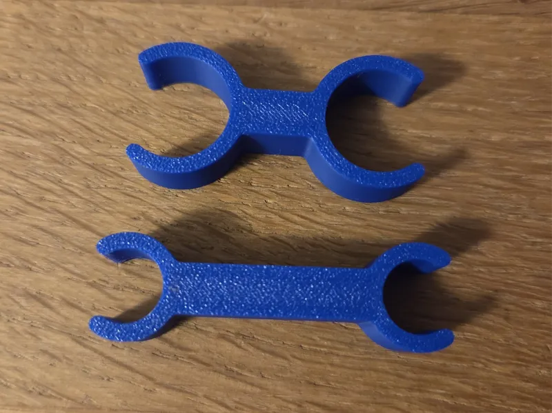 Ski pole clip resizable
