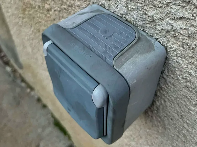 Passe câble prise électrique