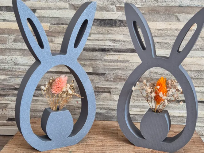 Osterhase mit Vase