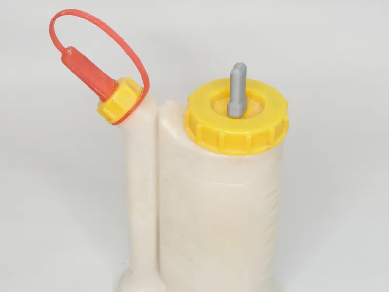 Cap holder for Glü-Bot glue bottles
