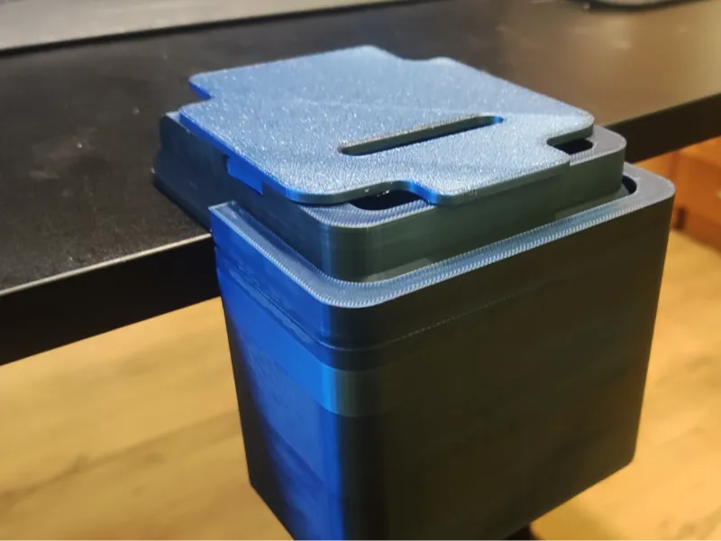 Table trash bin