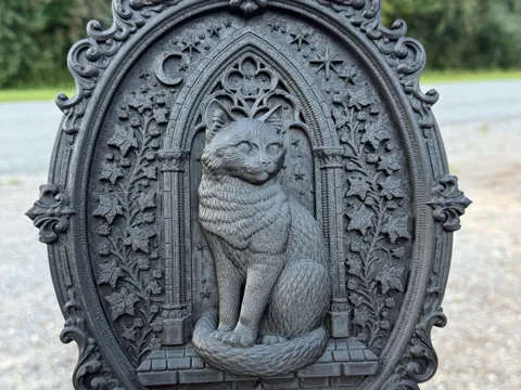 Marco decorativo: Victorian Cat in Window Frame — referencia de MakerWorld