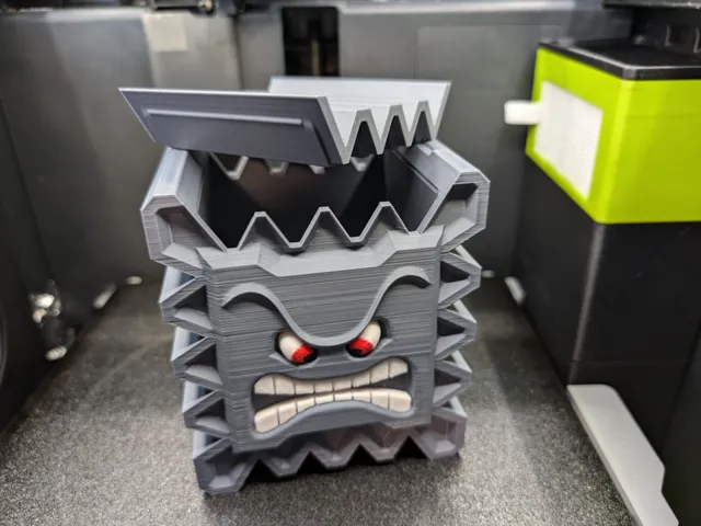 Super Mario Thwomp box snap-on lid