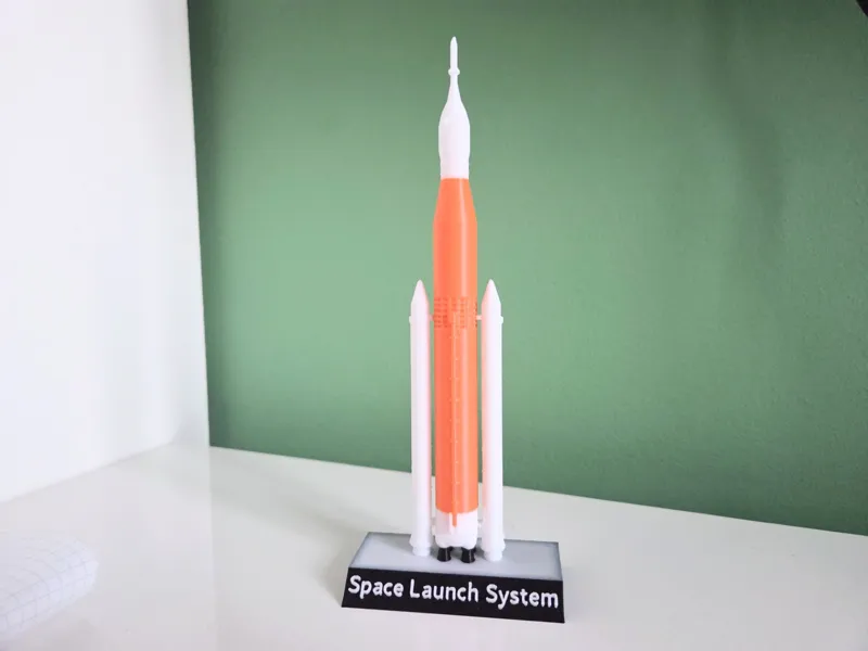 Razzo SLS (Artemis) in scala 1:500 con base