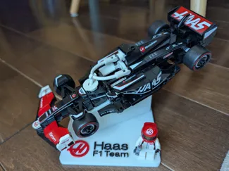 Stand F1 Speed Champion Haas
