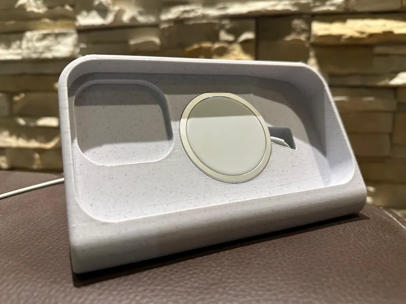 Iphone 14Pro with Benks Armor Pro Dock