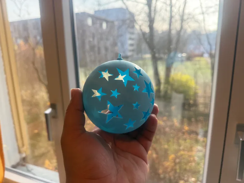 Weihnachtskugel geschraubt