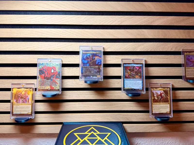 Akustikpaneel Kartenhalter für TCG Hüllen Showcase