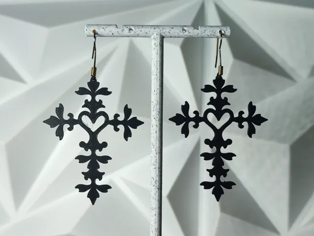 Aretes Corazón Cruzado Sagrado