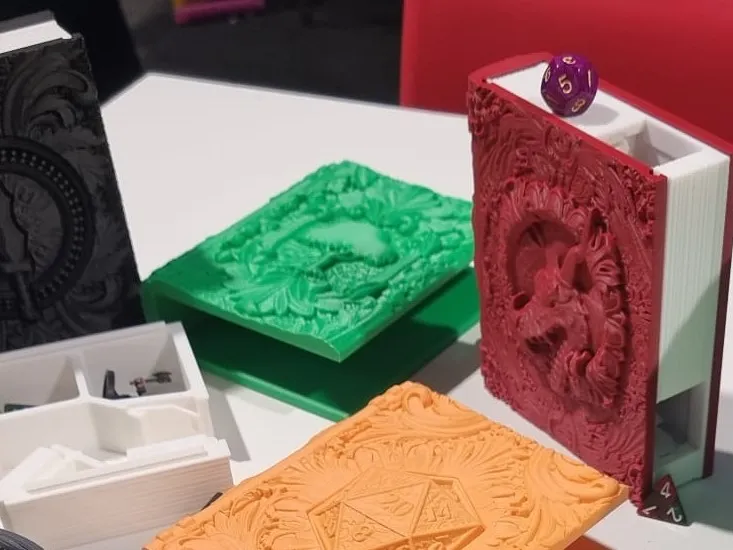 Tour à dés cachée pour rangement de jeu