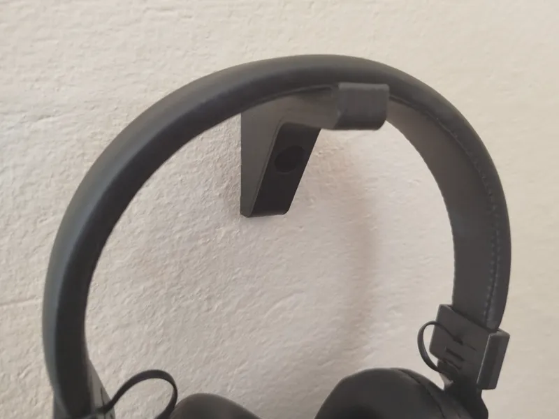 Wall-mounted headphone bracket