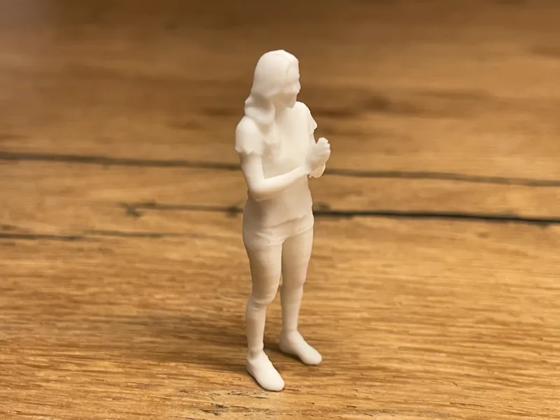 Kleine klatschende Frau