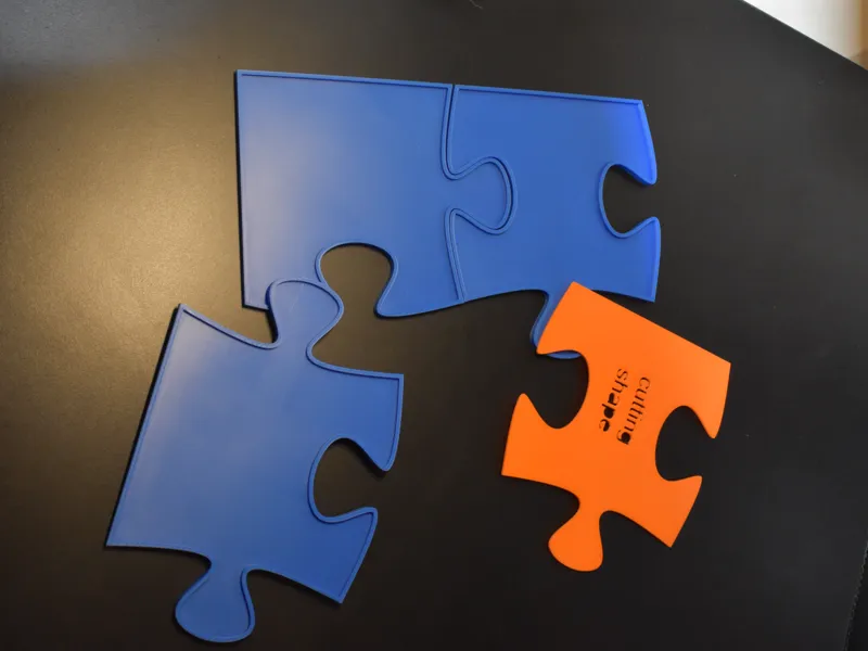 Cornice a forma di puzzle angolo alto sx