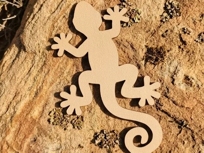 Minimalist Gecko Silhouette