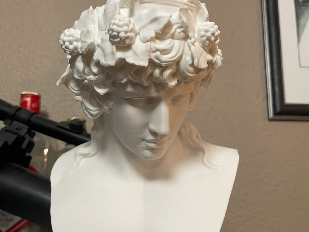 Antinoüs en Dionysos, couronne de lierre et de raisins