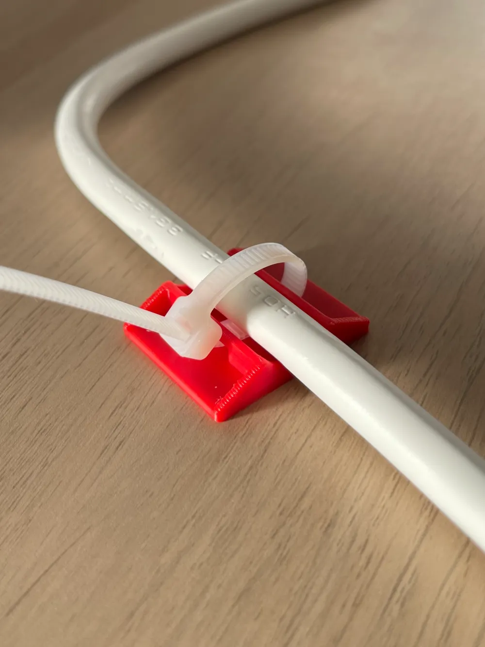 Zip tie cable holder with central hole by nzo.frre - MakerWorld