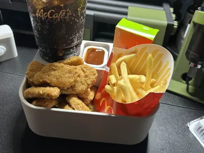 Snack Tray v2 – Double Cup Holders + Sauce Cubby