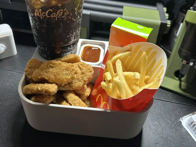 Snack Tray v2 – Double Cup Holders + Sauce Cubby