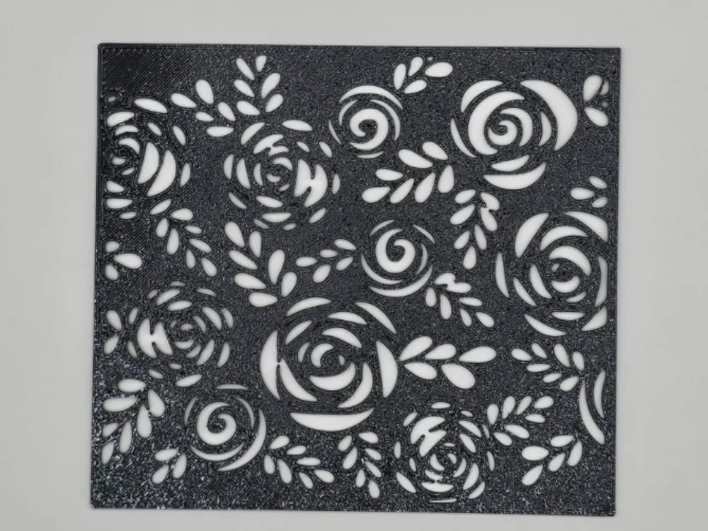 Letrero o emblema decorativo: Blooming Rose Floral Pattern Stencil. Referencia del modelo original.
