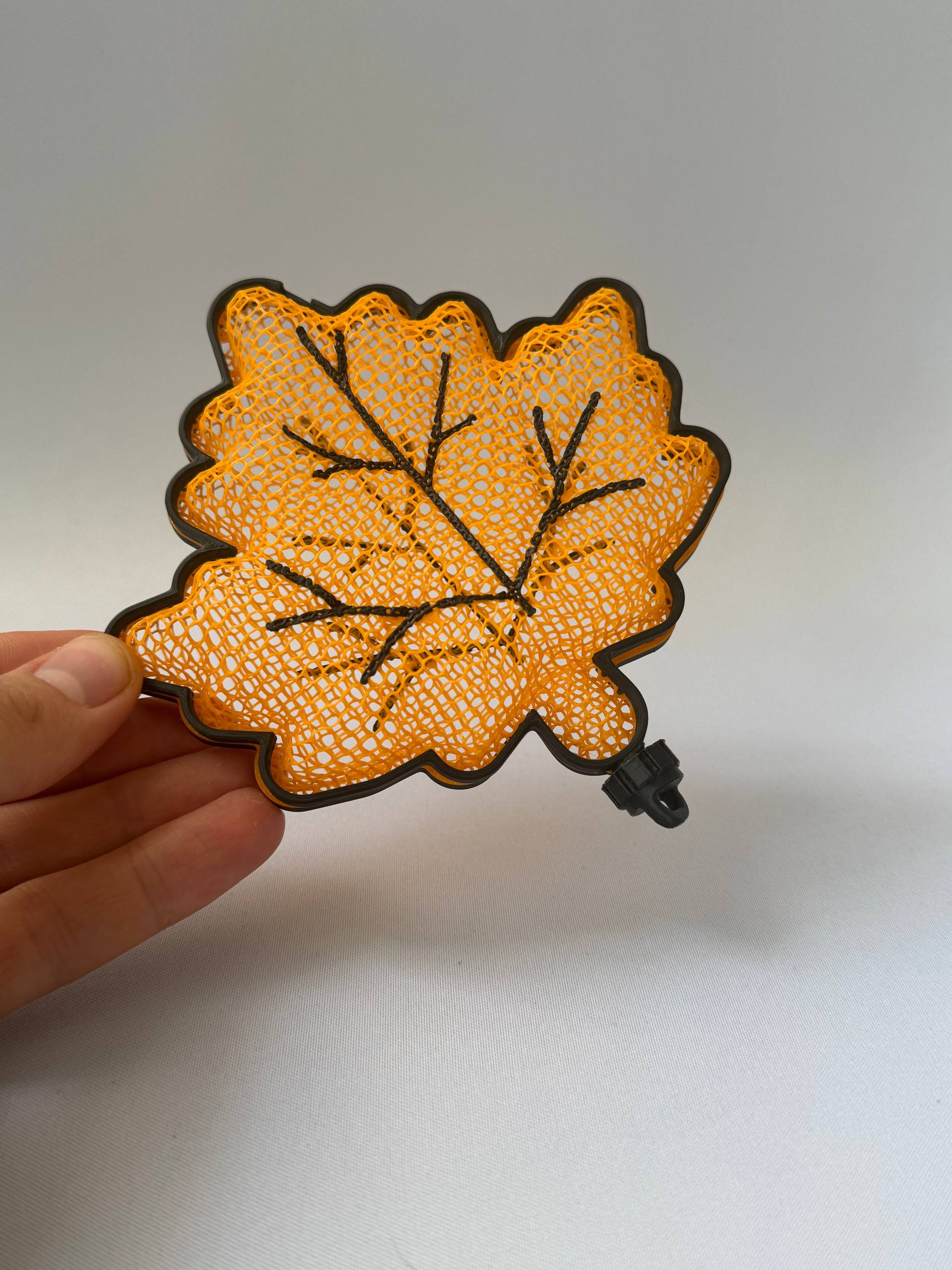 Thermoformed maple leaf - 1