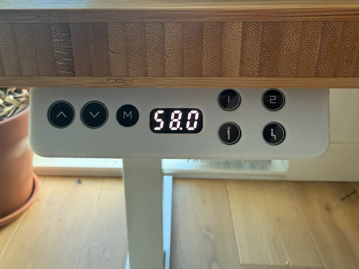 Coque pour boîtier de bureau réglable en hauteur
