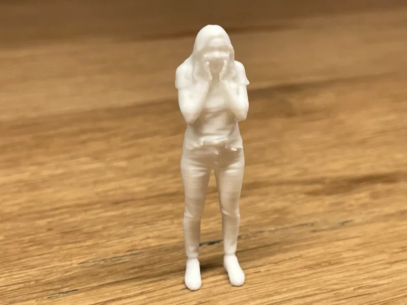 Kleine überraschte Frau