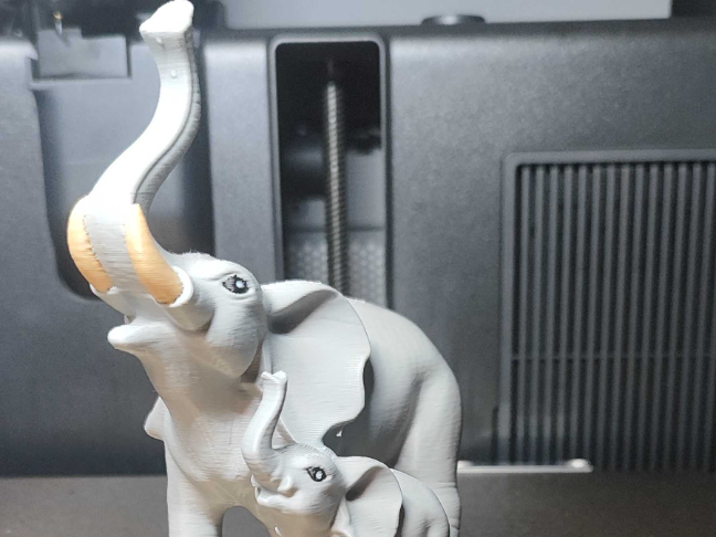 Elephant Family – Elegant Sculpture