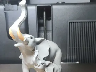 Elephant Family – Elegant Sculpture