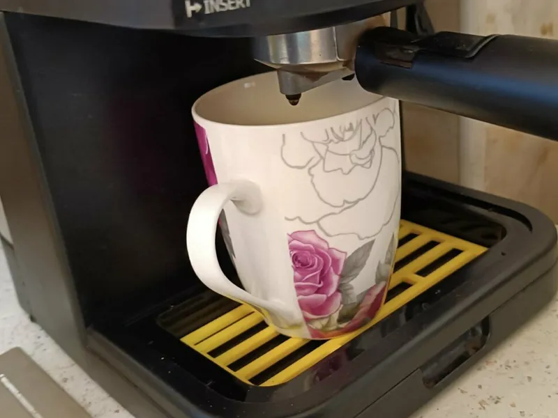Coffee machine tray, mesh and accessory storage