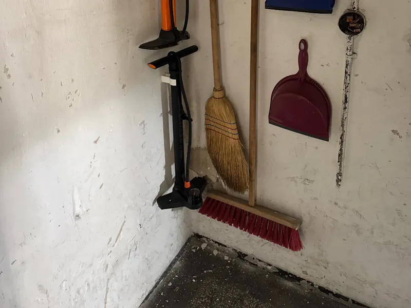 Wall mount air bike pump 40 mm