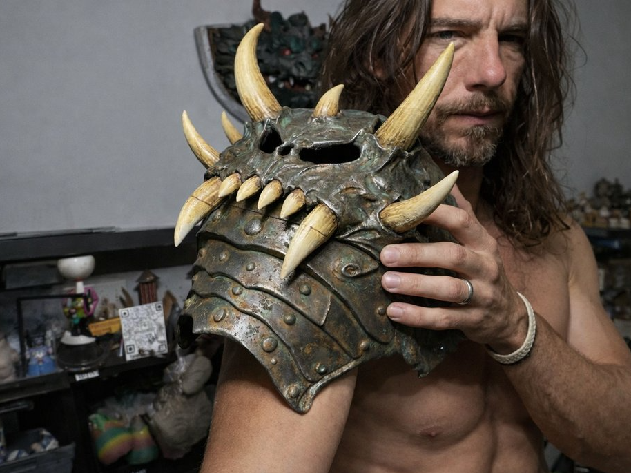 Skull & Spikes Fantasy Pauldron, Static Armor