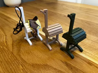 Spielzeug Sattelständer/Sattelhalter und Zügel