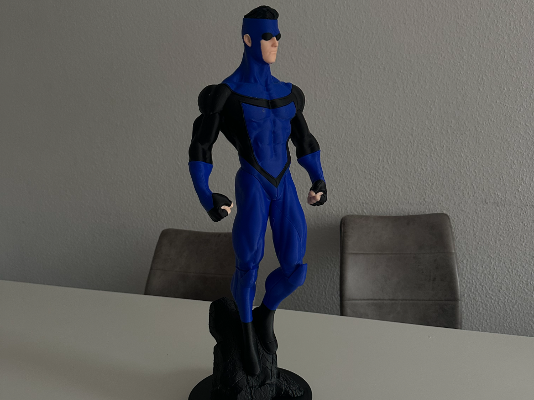 Invincible blue suit XXL - 3:1 scaling - 300%