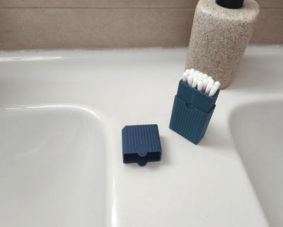 Travel case for cotton swabs